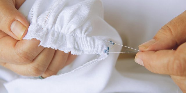 Eine Tracht wird ganz von Hand genäht. (Foto: Marion Nitsch)