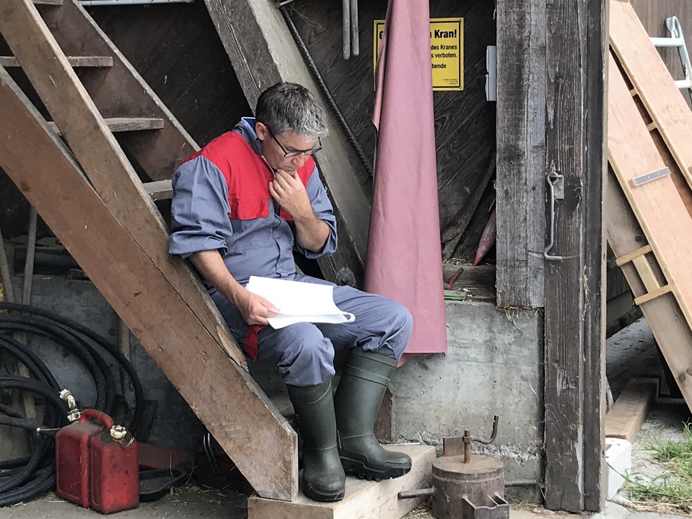 Bevor der Livestream beginnt, geht Christian Manser sein Referat nochmals durch.