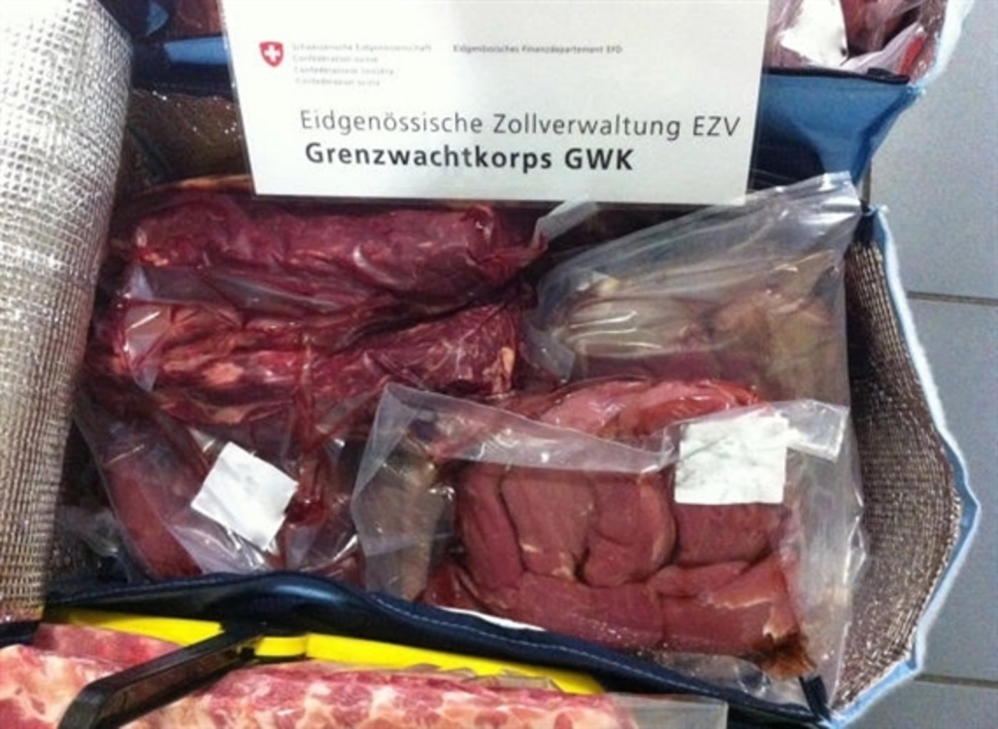 Immer wieder gehen der Grenzwacht Fleischschmuggler ins Netz: Hier ein Bild von an der Grenze in Basel beschlagnahmtem Fleisch. (Symbolbild Grenzwachtkorps Basel) 