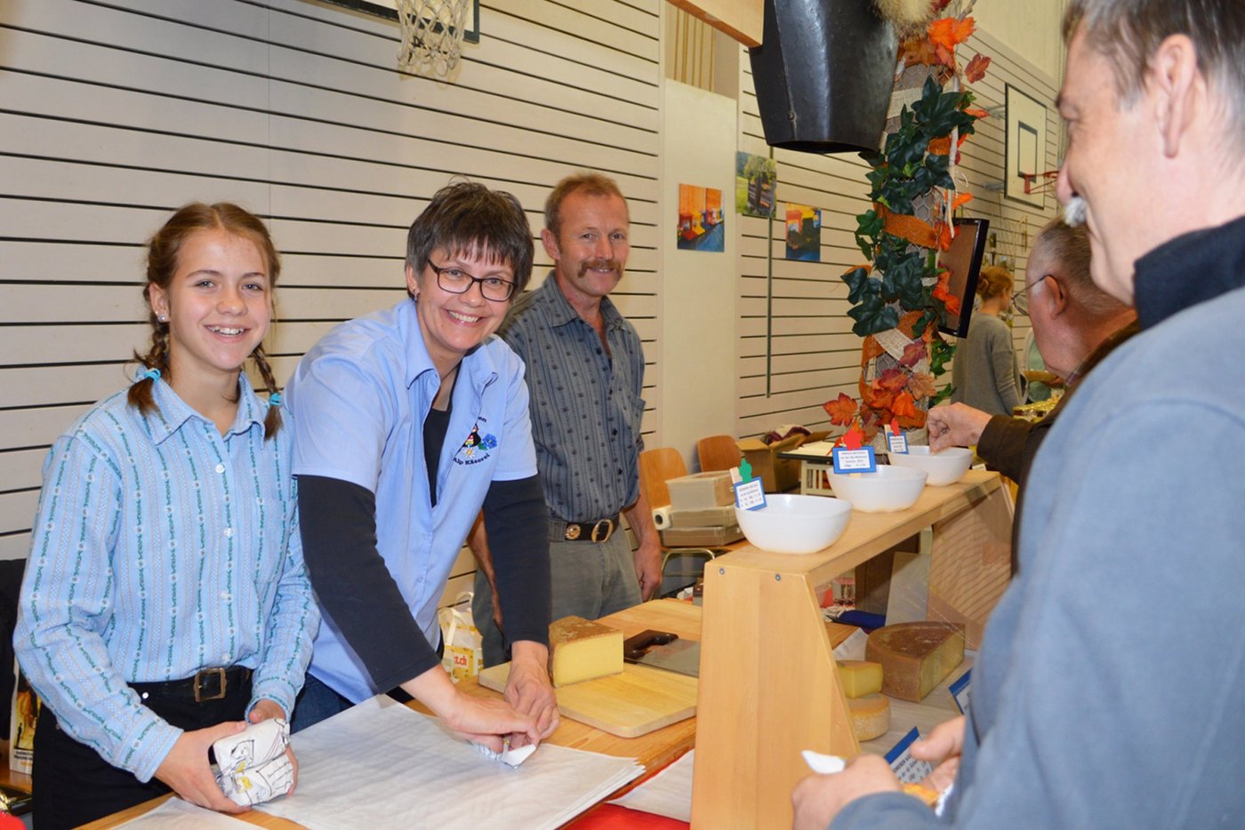 Zeit für ein Lächeln trotz Besucher-Ansturm: Die Familie Betschart ist mit dem Alpsommer und dem Chäsmärcht zufrieden. (Bild Guido Bürgler)