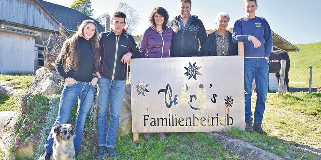 Ferdinand und Barbara Oehrli mit den Kindern Linda, Florian und Severin. Auch die Mutter von Ferdinand, Elisabeth Oehrli, ist eine tragende Stütze des Betriebs.