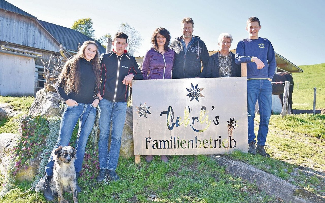 Ferdinand und Barbara Oehrli mit den Kindern Linda, Florian und Severin. Auch die Mutter von Ferdinand, Elisabeth Oehrli, ist eine tragende Stütze des Betriebs.