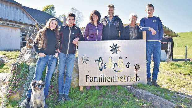 Ferdinand und Barbara Oehrli mit den Kindern Linda, Florian und Severin. Auch die Mutter von Ferdinand, Elisabeth Oehrli, ist eine tragende Stütze des Betriebs.