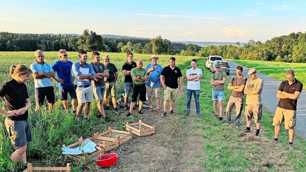 Wie sind die Zwiebel Wie sind die Zwiebeln auf eurem Betrieb? Andrea Marti (ganz links) stellte diese Frage, die Landwirte diskutierten untereinander. Die Antworten fallen unterschiedlich aus, Region und Boden spielen dieses Jahr eine grosse Rolle.