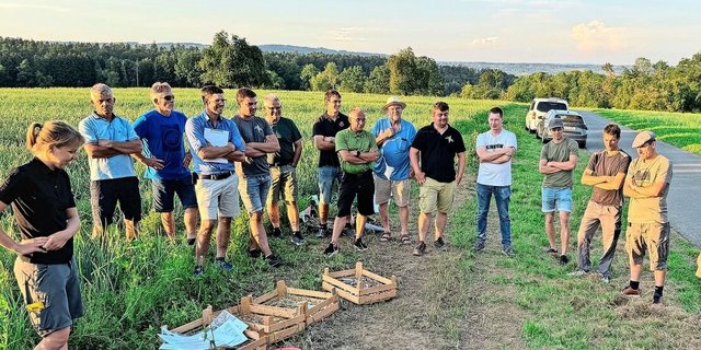 Wie sind die Zwiebeln auf eurem Betrieb? Andrea Marti (ganz links) stellte diese Frage, die Landwirte diskutierten untereinander. Die Antworten fallen unterschiedlich aus, Region und Boden spielen dieses Jahr eine grosse Rolle.