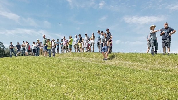 Grosses Interesse: D Grosses Interesse: Die Mitglieder der IG Weidemilch auf dem Betrieb von Kilian und Ignaz Aregger in Willisau LU.
