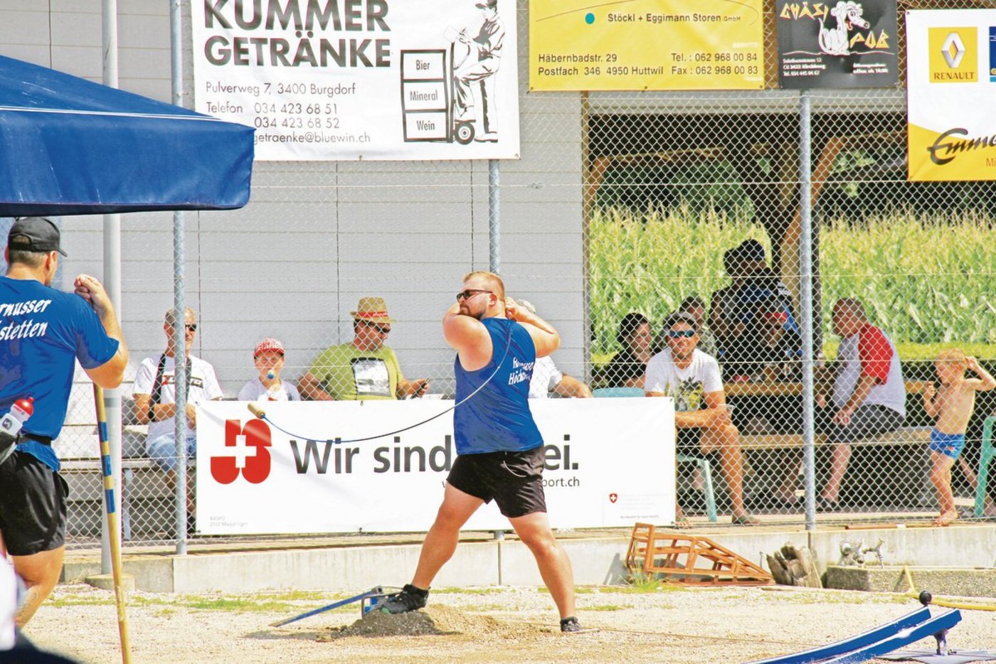 Die Höchstetter Hornusser (im Bild Simon Erni beim Abschlag) wollen ein breiteres Publikum ansprechen. Dazu wurde in die Digitalisierung investiert. (Bild HG Höchstetten)