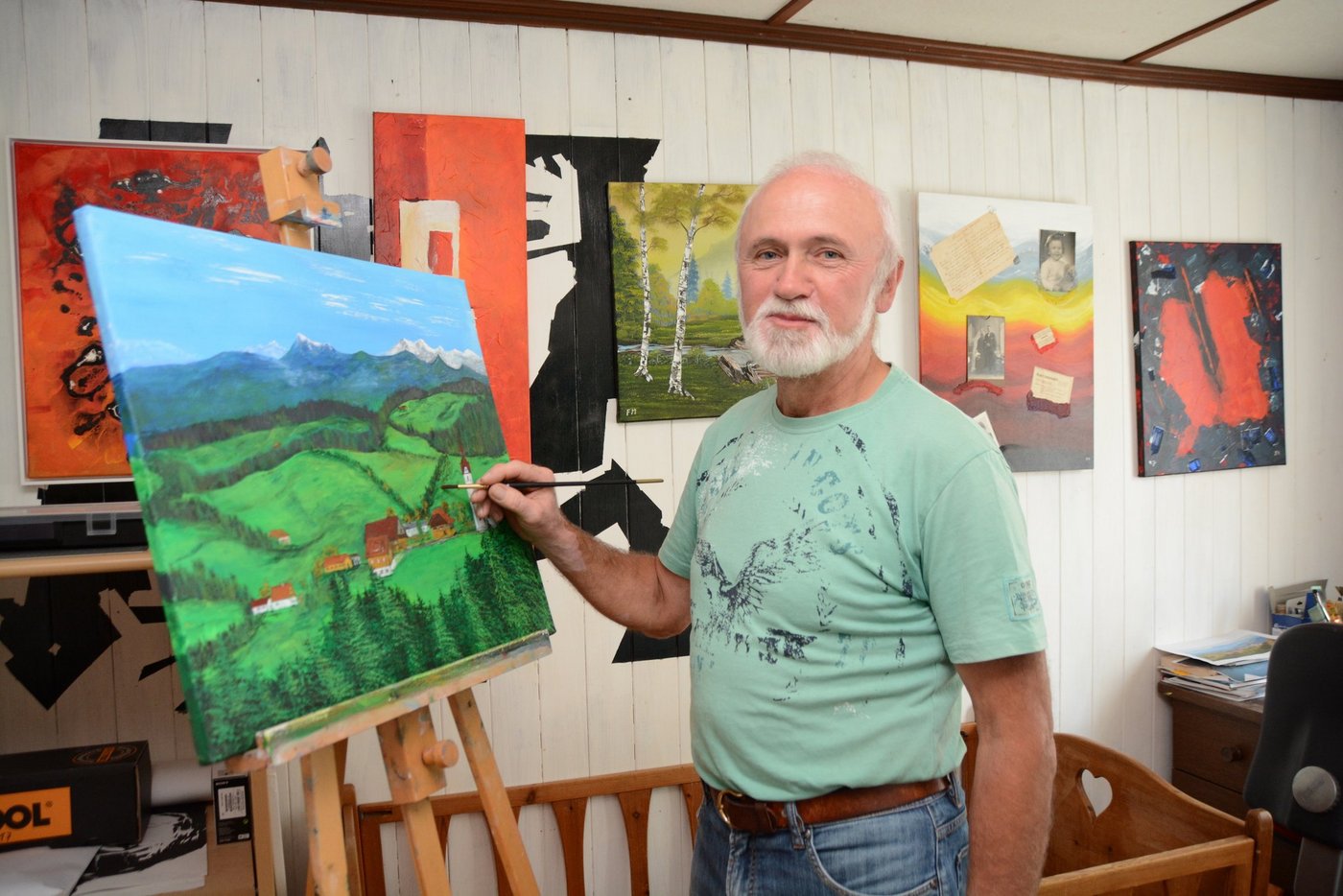 Nur bei naturgetreuen Abbildungen malt Franz Meyer ab Vorlage, sonst entstehen seine Landschaftsbilder im Kopf. Beim Malen kann der Landwirt gut abschalten. (Bilder Andrea Gysin)