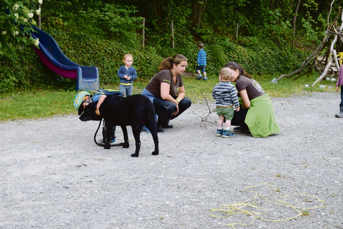 Rosalin Abgottspon (links) und Anja Thalmann machen sich mit den Kindern bereit für den Ausflug in den Wald, der direkt an den Bauernhof angrenzt.(Bilder Stefanie Giger)