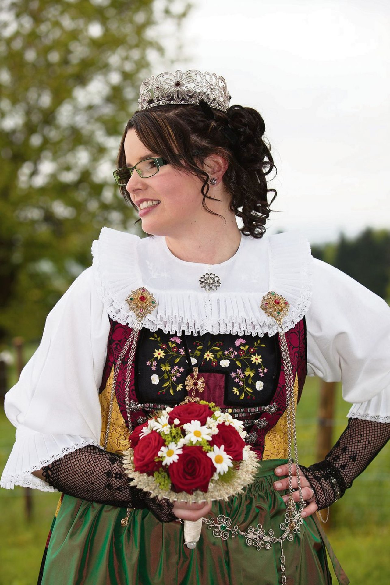 Sie gibt das Ja-Wort in Luzerner Festtagstracht mit Brautkrone und Flechtfrisur. Ein Bild von Heidi Bucher-Kathriner aus Römerswil LU.