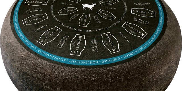 Seit diesem Frühling gibt es von Emmi einen höhlengereiften Schweizer Ziegenkäse, der exklusiv bei Coop erhältlich ist. (Bild zVg)