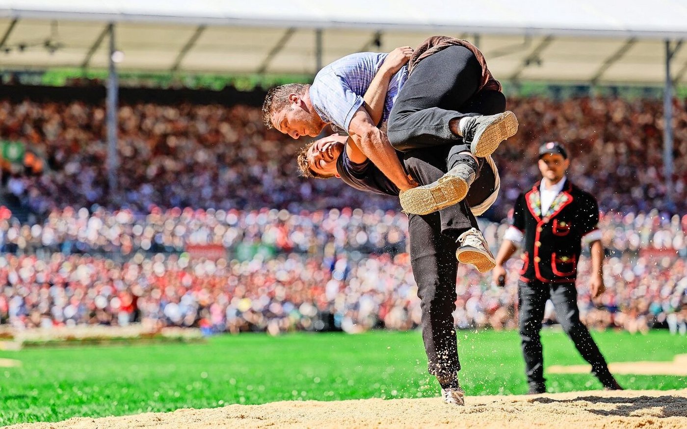 Schwingen an der Spitze oder lerne fliegen mit Michael Moser. Er ist und bleibt der vielseitigste Star der Szene. Die Schwingkarriere des 20-Jährigen sucht ihresgleichen. 