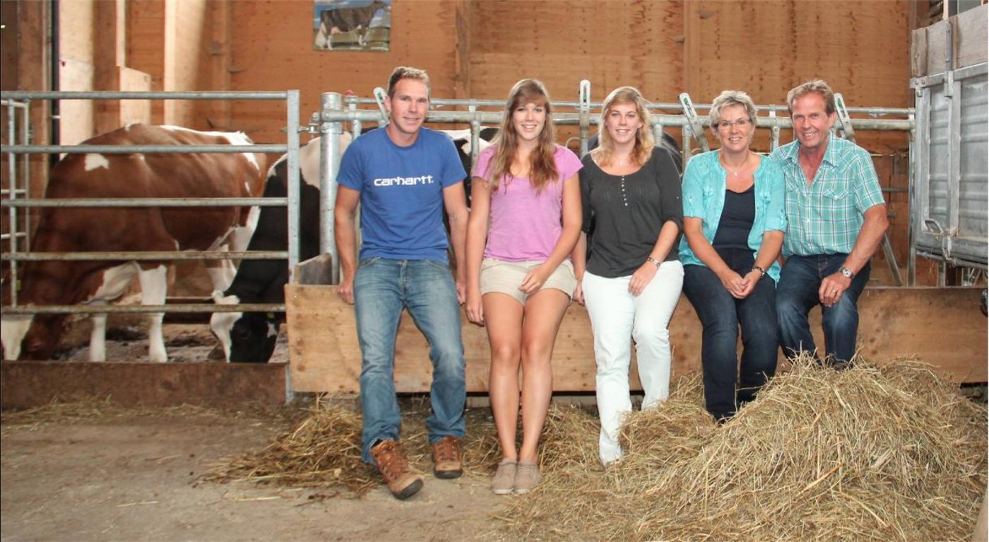 Die Familie Gfeller (v.l.n.r): Christian, Stephanie, Eveline, Rita und Hansruedi. Auf dem Bild fehlt die älteste Tochter Andrea sowie die Schwiegertochter Isabelle. (Bilder zVg/Peter Fankhauser)