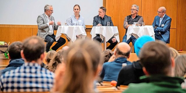 Ueli Ryser, Barto, Nadine Trottman, SBV, Moderator Marc Andrey, Agroscope, Christophe Eggenschwiler, IP-Suisse und Lukas Barth vom BLW diskutieren verschiedene FMIS und die Rolle des Bundes. 