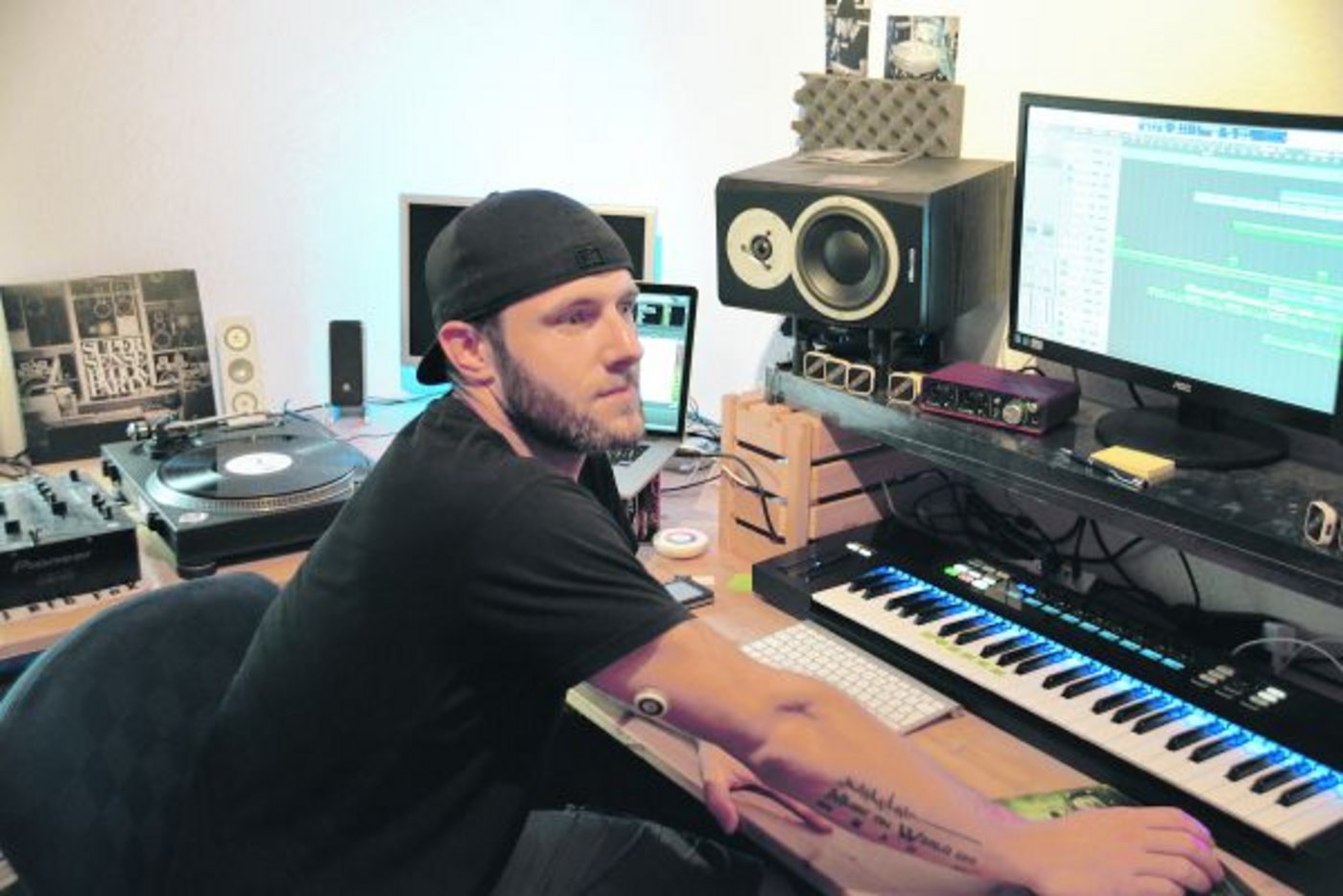 Patrick Roth ist in seinem «kleinen» Musikzimmer im Element. Gegen 20 Stunden wöchentlich verbringt er mit Mixen und neu auch Produzieren von elekronischer Musik. (Bilder Armin Emmenegger)
