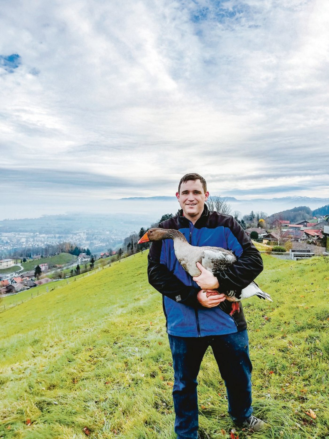 Robin Geisser mit einer seiner Weidegänse.
