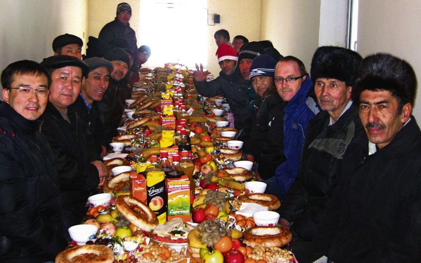 Der Tisch ist jeweils so reich gedeckt, dass gar kein Platz mehr für das Essen bleibt. (Bild: Tobias Gerber)