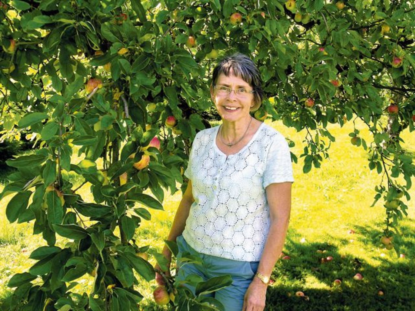Selbstversorgung ist Rita Höpli wichtig. Die Obstbäume grenzen direkt an ihren Wintergarten. (Bild Isabelle Schwander)