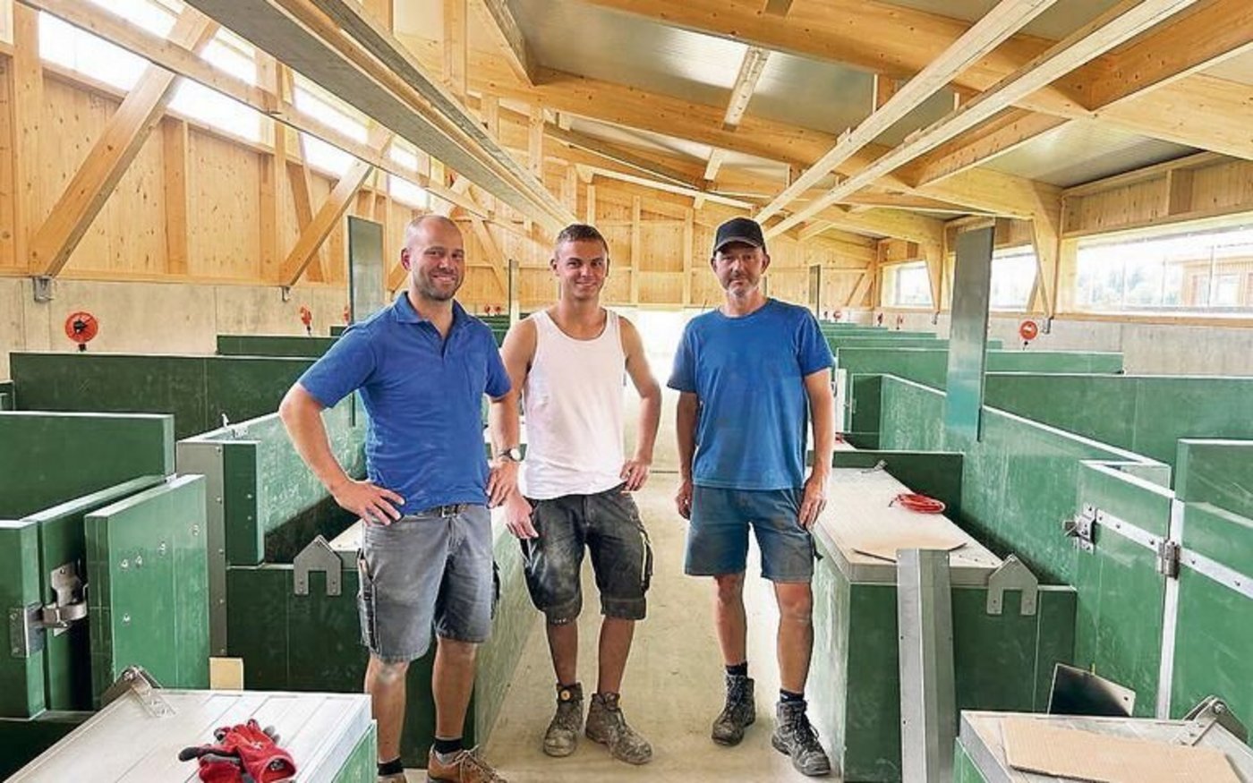 Auf dem Betrieb läuft es rund, dank Beat Dändliker und Severin Welz und ihrem Chef Urs Zumbach (v. l.), der für gute Arbeitsbedingungen sorgt.  