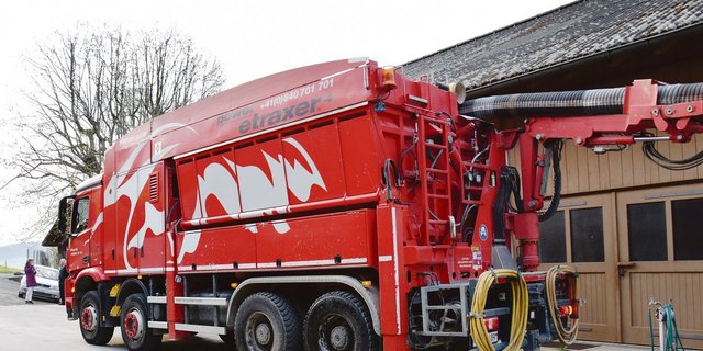 Nicht immer kann der Saugbagger direkt neben dem Gülleloch stehen. Ist die Distanz grösser als 30 Meter, werden weitere Saugrohre separat mitgeführt. (Bilder jba)