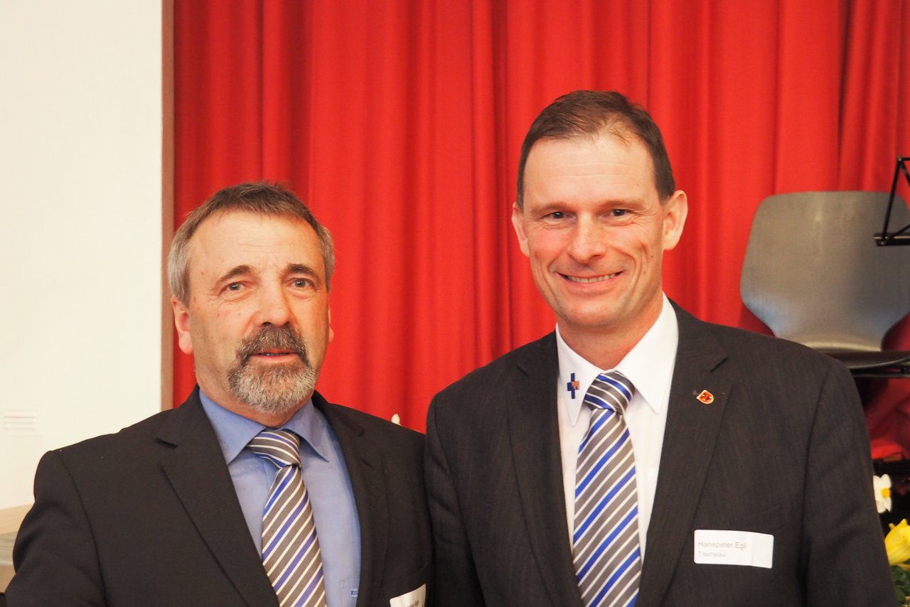 SMP-Präsident Hanspeter Kern (links) und Hanspeter Egli, Präsident der Vereinigten Milchbauern Mitte-Ost verteidigen sich. (Bild chw)