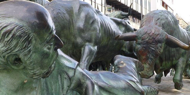 Die Stierhatz hat in Pamplona eine lange Tradition. (Bild Pixabay)