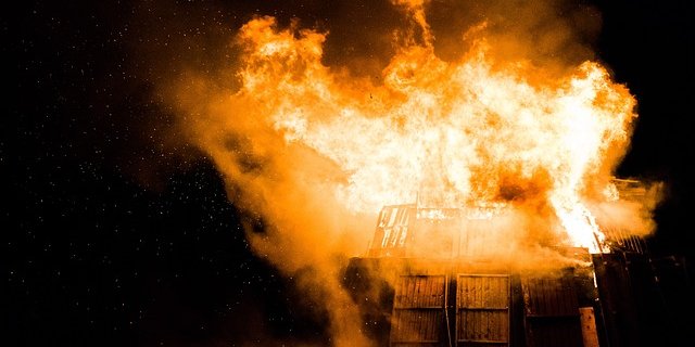 Die Untersuchungen zur Brandursache laufen noch. (Symbolbild Pixabay)