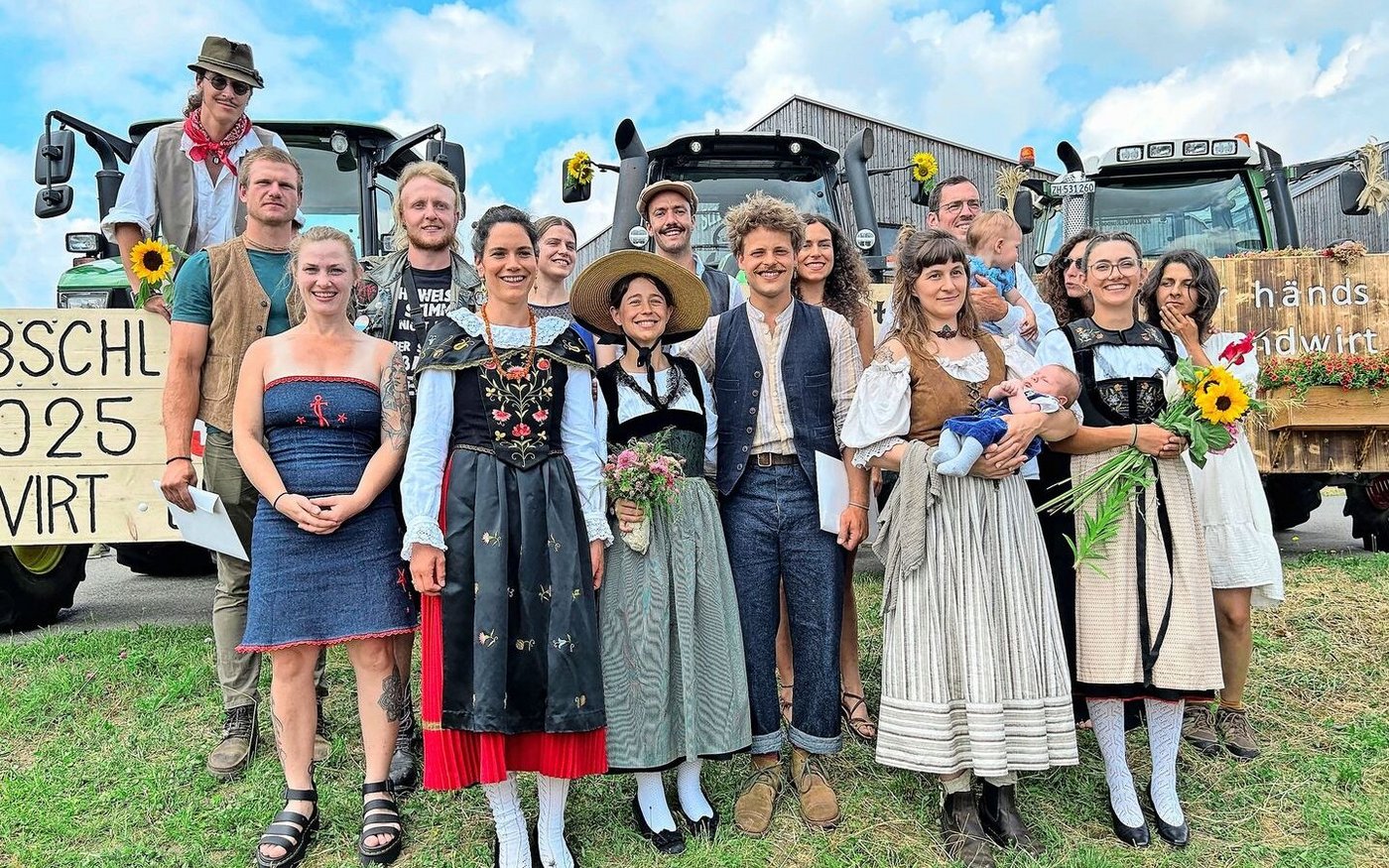 In Tracht und mit Babys kamen die biodynamischen Landwirt(innen) EFZ an die Diplomfeier. Monja Bähler aus Vinelz in der ersten Reihe (3. v. l.) war Jahrgangsbeste. 