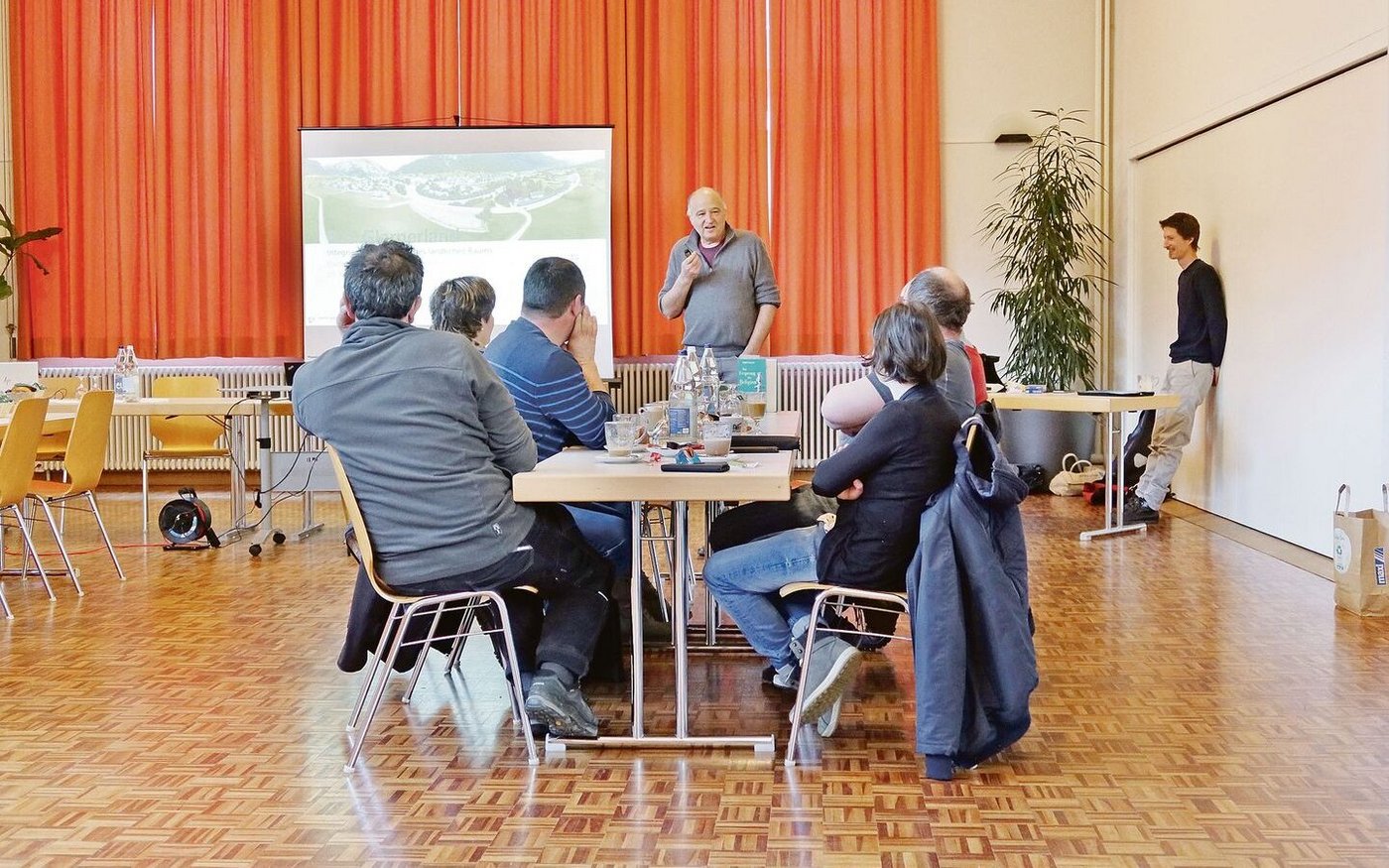 Marco Baltensweiler (Bildmitte), Leiter Abteilung Landwirtschaft, diskutiert mit dem Forum die Umsetzung der Massnahmen. 