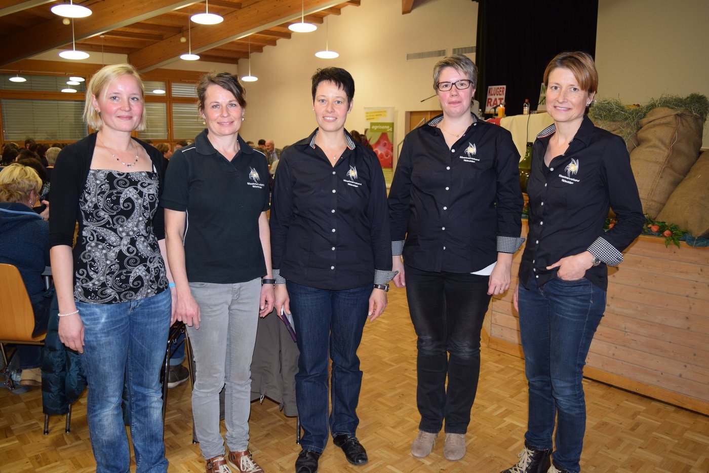 (V. l. n. r.): Bernadette Gander (neu), Sandra Barmettler (neu), Präsidentin Claudia Käslin, Rita Niederberger (Austritt), Caroline Frank (Austritt).    (Bild zVg)