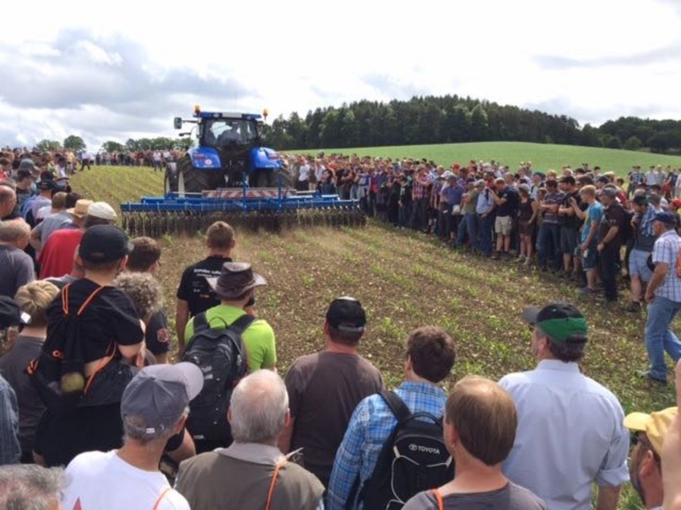 Grossandrang bei der Maschinendemo am Bio-Ackerbautag 2015 in Courtételle JU. (Bild Adrian Krebs)