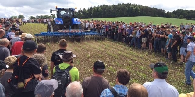Grossandrang bei der Maschinendemo am Bio-Ackerbautag 2015 in Courtételle JU. (Bild Adrian Krebs)