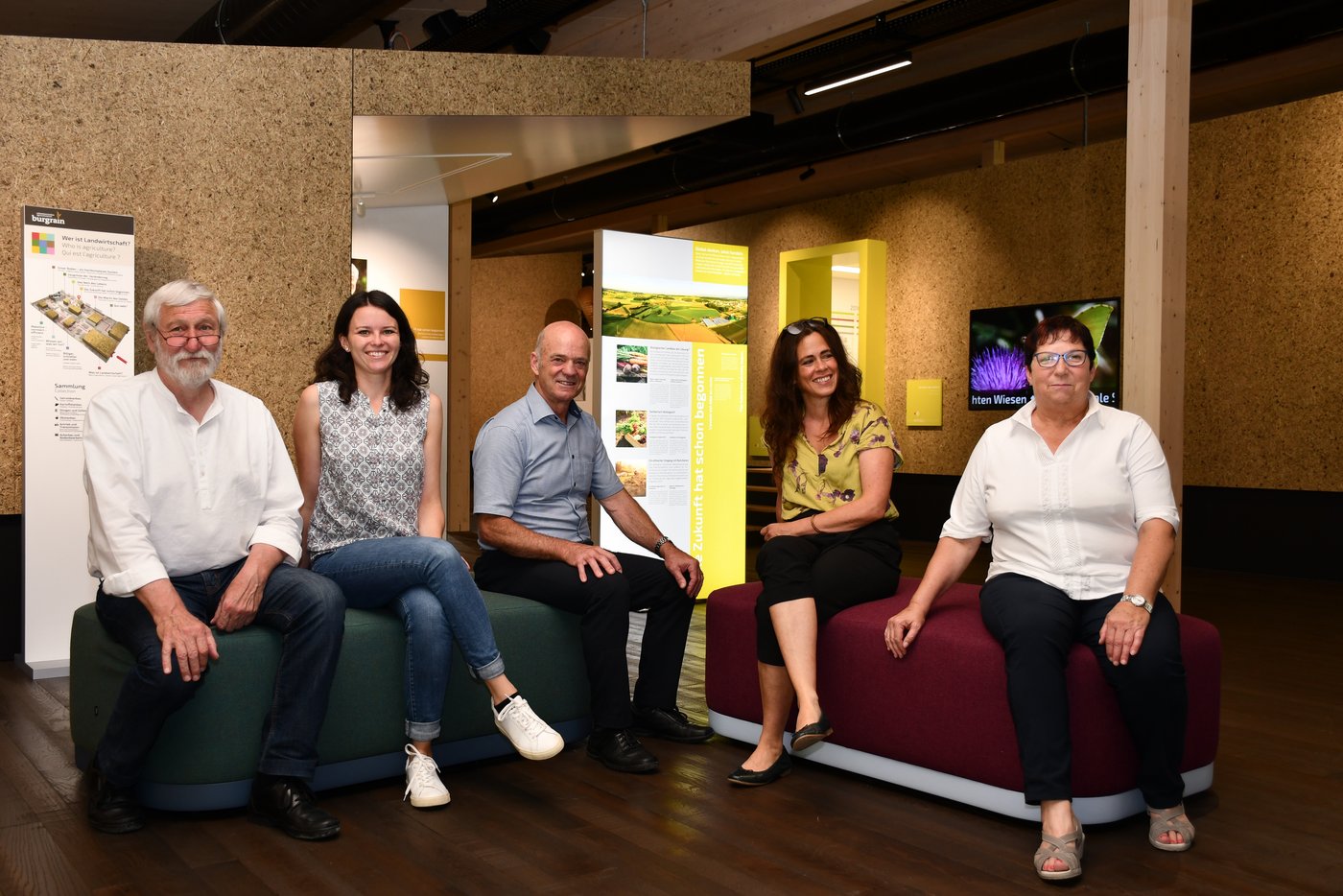 Sie freuen sich über den gelungenen Start der neuen Ausstellung im Burgrain: Max Eichenberger, Präsident Stiftung Schweizerisches Agrarmuseum; Helen Kaufmann, wissenschaftliche Mitarbeiterin; Walter Haas, Präsident Verein Schweizerisches Agrarmuseum Burgrain; Jacqueline Grigo, Co- Museumleiterin; Beatrice Limacher, abtretende Museumleiterin (v.l.n.r.). (Bild Toni Koller)