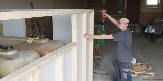 Jan Zurkinden ist im 2. Lehrjahr zum Landwirt EFZ als Zweitausbildung bei Elmar Rudaz in Schmitten. (Bild Jan Zurkinden)