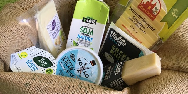 Derzeit gibt es im Detailhandel immer mehr vegane Produkte, die ähnlich wie Käse oder Joghurt verwendet werden. Wie lange der Boom anhält,  ist unklar. (Bild jsc)