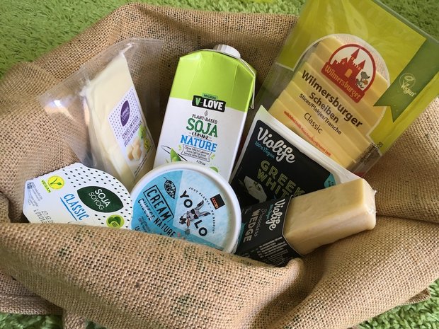 Wie geht Swissmilk damit um, dass vegane Produkte immer beliebter werden? Derzeit gibt es im Detailhandel immer mehr vegane Produkte, die ähnlich wie Käse oder Joghurt verwendet werden. Wie lange der Boom anhält, ist unklar. (Bild jsc)