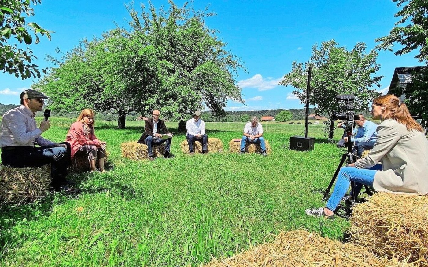 Genoss in der Landwirtschaft einen guten Ruf: Mark Schneider (l.) bei einem Strohballen-Podium auf einem IP-Suisse-Hof. 