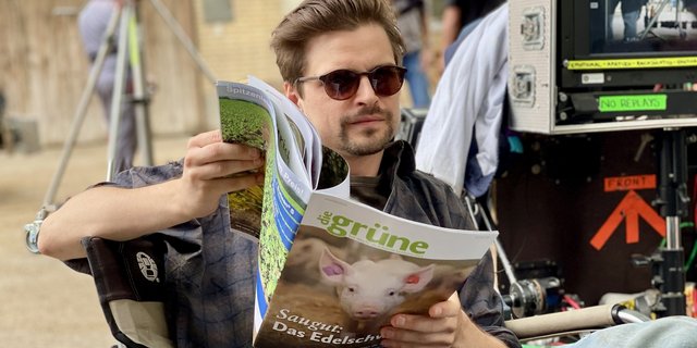 Neumatt-Hauptdarsteller Julian Koechlin liest das Fachmagazin «die grüne».