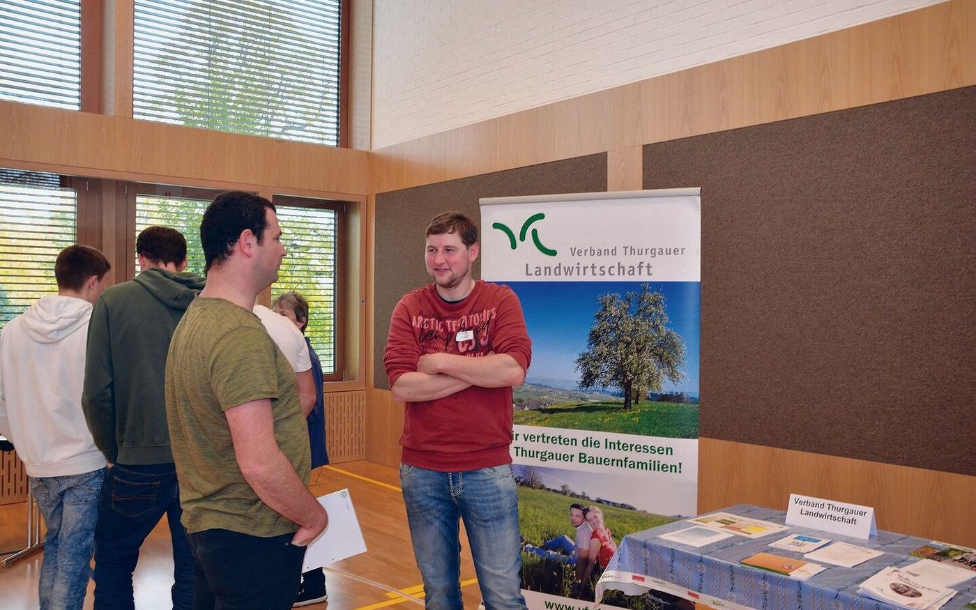 Am Stand des Verbands Thurgauer Landwirtschaft informierte Thomas Heusser, Mitglied der Kommission Junglandwirte, über Stellenangebote und Verbandsarbeit. 