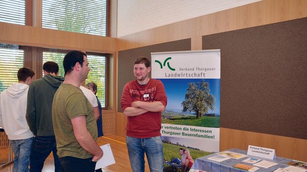 Am Stand des Verbands Thurgauer Landwirtschaft informierte Thomas Heusser, Mitglied der Kommission Junglandwirte, über Stellenangebote und Verbandsarbeit. 
