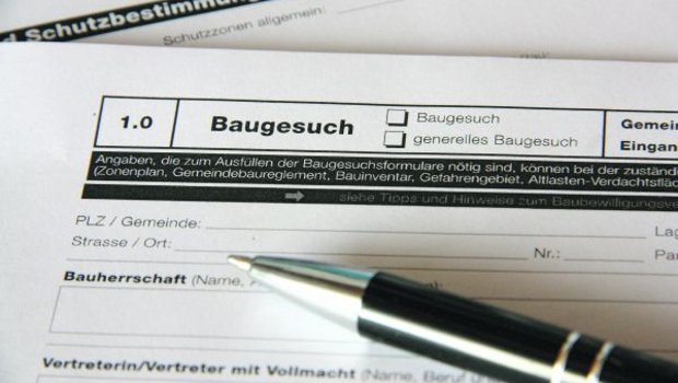 Das Baugesuch ist schnell einmal ausgefüllt. Was danach kommt, ist aber meist nicht absehbar und kostet Zeit, Geld und einen Haufen Nerven. (Bild Andrea Wyss)