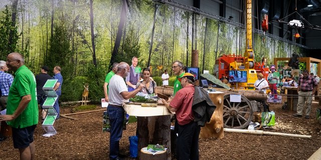 Zusammen mit Ausstellern und Partnern blickt die Messeleitung auf die nächste Ausgabe der Forstmesse. (Bild Forstmesse Luzern) 