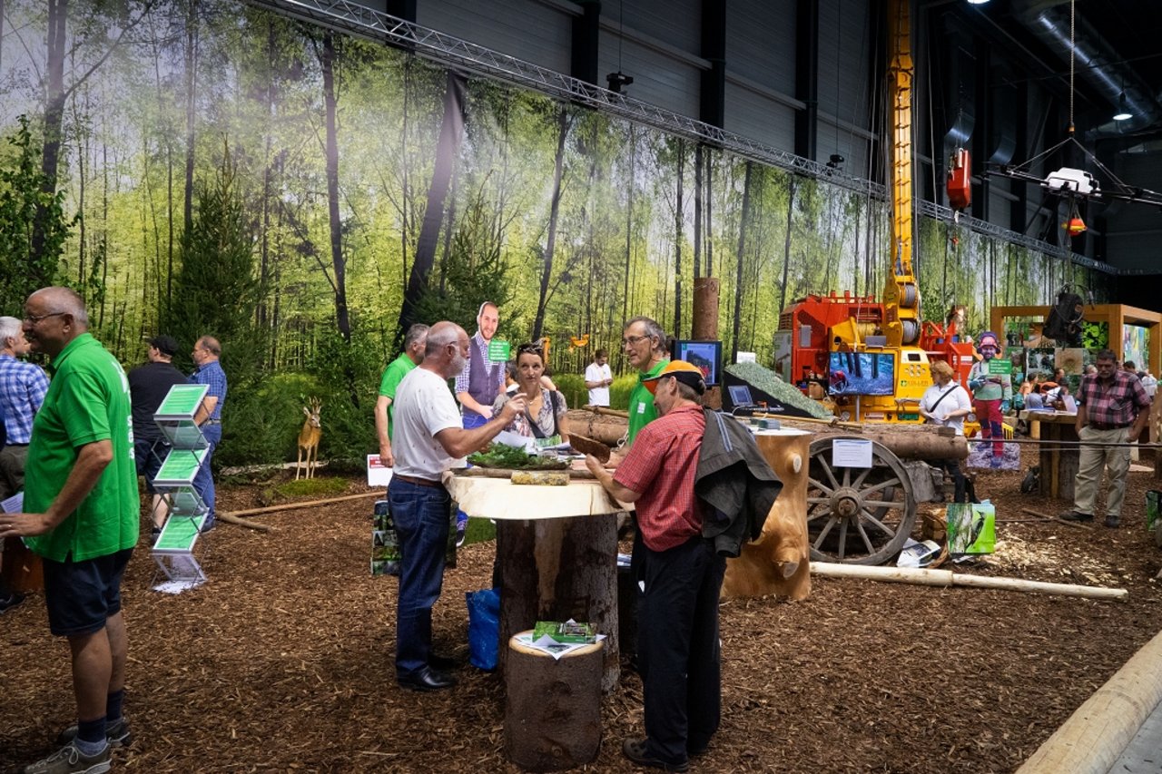 Zusammen mit Ausstellern und Partnern blickt die Messeleitung auf die nächste Ausgabe der Forstmesse. (Bild Forstmesse Luzern) 
