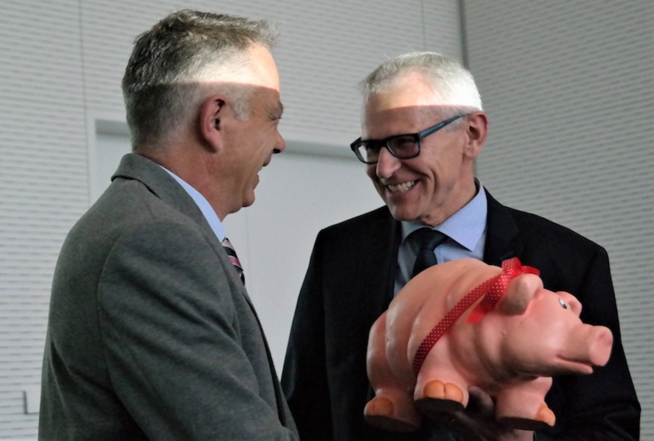 Nationalrat Leo Müller, rechts, übernimmt von Jürg Barmettler das symbolische Sparschwein für die Suisag Führung. (Bilder Josef Kottmann)