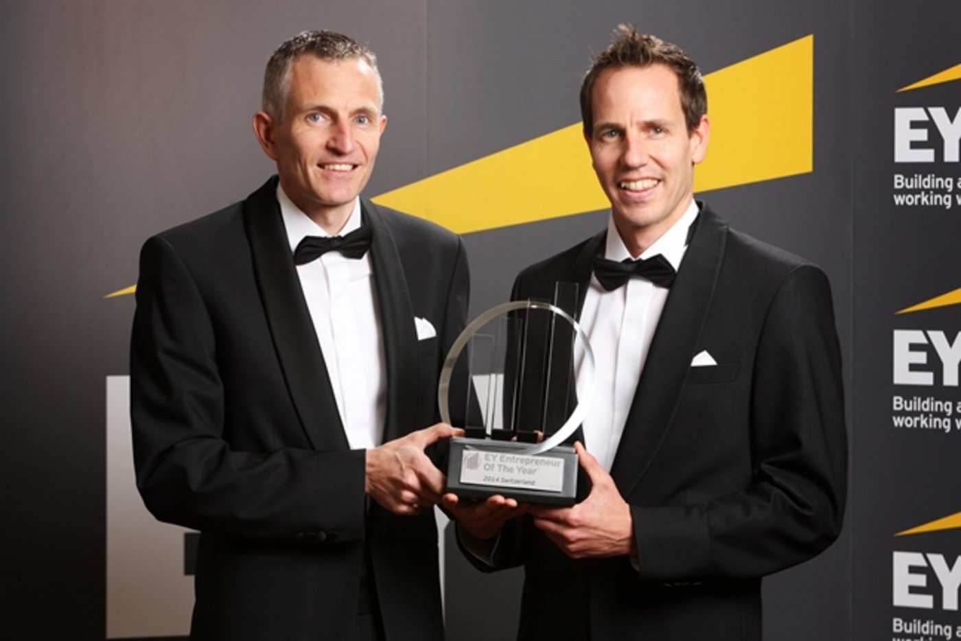 Martin (links) und Beat Jucker bei der Preisübergabe. (Bild zVg)