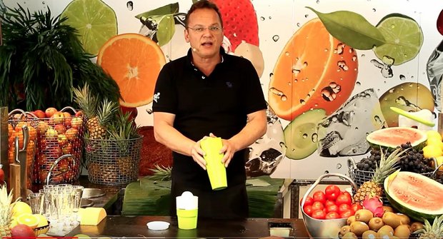 Aussteller kritisieren BEA Saftpresse-Verkäufer Werner Niederwinkler kritisiert die BEA. (Bild Youtube Screenshot Shakin Juicer)