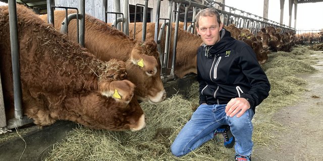 Pirmin Adler aus Oberrüti mit den Limousin-Mutterkühen. Den Tieren füttert er Zeolith, dieses Natursilikat bindet Ammonium schon in der Kuh.  Zudem arbeitet er mit Pflanzenkohle.  (Bild js)
