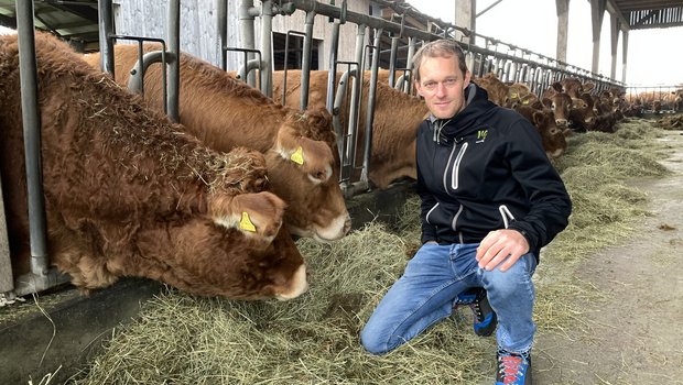 Pirmin Adler aus Oberrüti mit den Limousin-Mutterkühen. Den Tieren füttert er Zeolith, dieses Natursilikat bindet Ammonium schon in der Kuh. Zudem arbeitet er mit Pflanzenkohle. (Bild js)