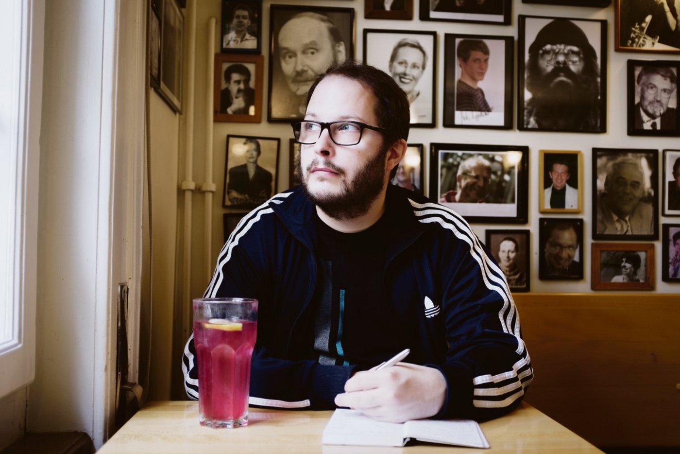 Remo Rickenbacher in seiner entspannten Form, auf der Bühne schildert er auch einmal seinen Besuch im Schlachthof in voller Farbe. (Bild David Oesch)