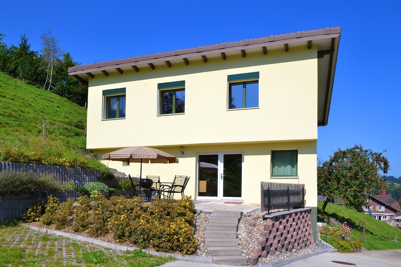 In ihrem Ferienhaus «Sonnehöfli» oberhalb von Romoos LU begrüsst Familie Unternährer viele Gäste. 